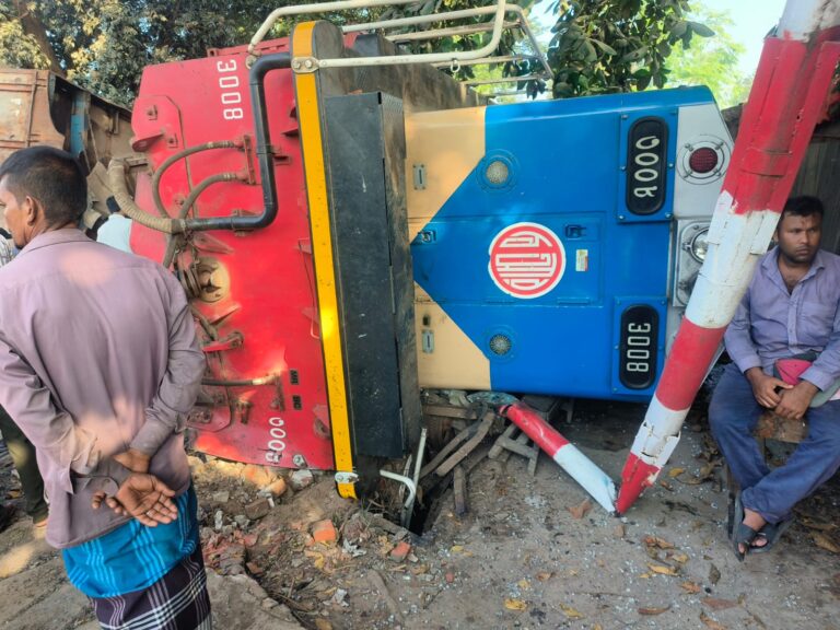 চট্টগ্রামে দুর্ঘটনা কবলিত ট্রেনের ইঞ্জিন এখনো উদ্ধার হয়নি, তদন্তে কমিটি