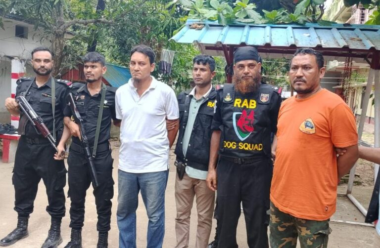 রাউজানে এক বসতঘর থেকে বিপুল পরিমাণ আগ্নেয়াস্ত্রসহ গ্রেফতার ২