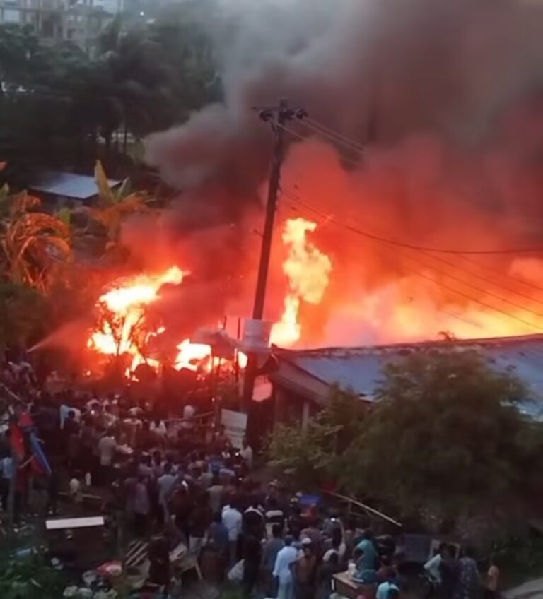 বাকলিয়ায় ভাঙারির গুদামে আগুন