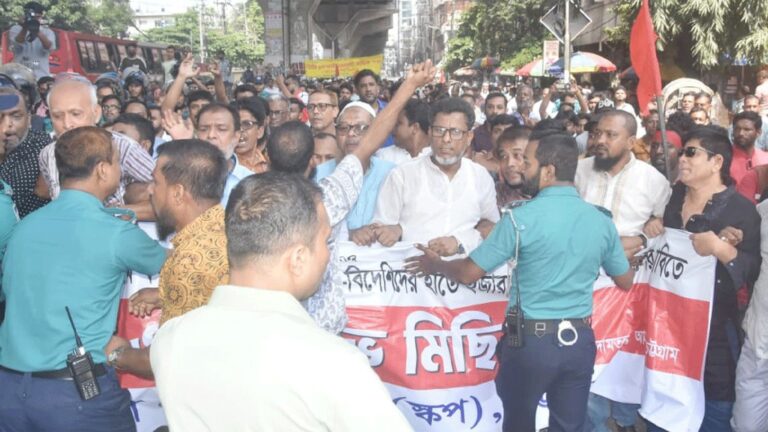 বন্দর অভিমুখে শ্রমিকদের বিক্ষোভ মিছিলে পুলিশের বাধাঁ, গণঅনশনের ডাক