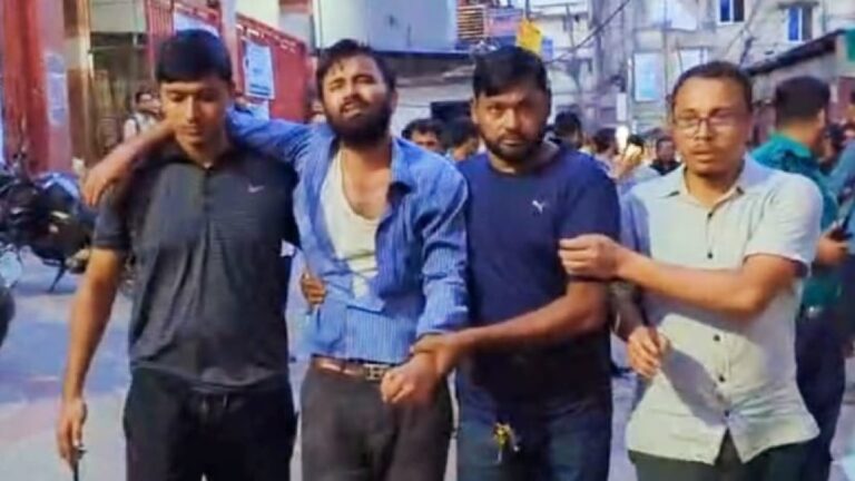 ছাত্রলীগ নেতাকে পিটুনি দিয়ে পুলিশে দিল একদল তরুণ