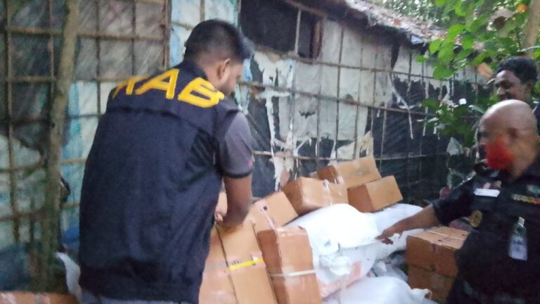 ফেনীতে র‌্যাবের অভিযানে শুল্কফাঁকি দেওয়া ভারতীয় শাড়ি ও ওষুধ উদ্ধার