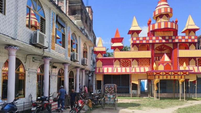 সাম্প্রদায়িক সম্প্রীতির অনন্য নিদর্শন: পাশাপাশি মসজিদ ও মন্দির