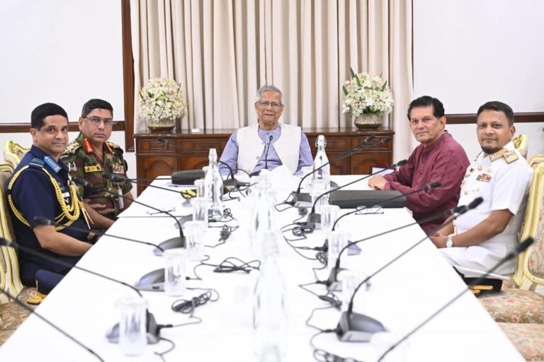 প্রধান উপদেষ্টার সঙ্গে তিন বাহিনীর প্রধানের সাক্ষাৎ, নির্বাচন প্রস্তুতি নিয়ে আলোচনা