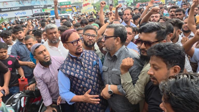 বিকাল ৪টার আগে নিউ মার্কেট মোড়ে বসতে পারবেননা হকাররা