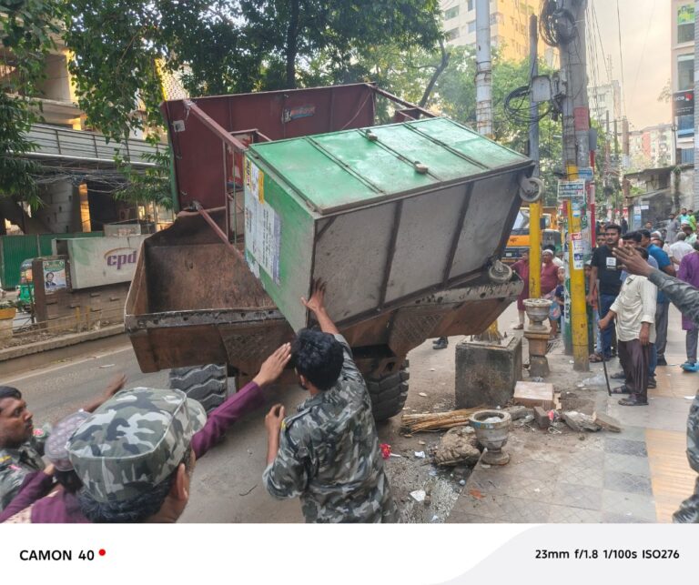 জামাল খানে ৬০ অবৈধ ভ্রাম্যমাণ দোকান অপসারণ করল চসিক