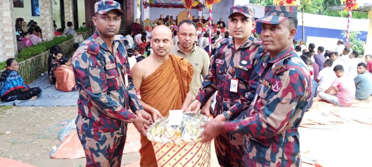 নাইক্ষ্যংছড়িতে কঠিন চীবর দান অনুষ্ঠানে ১১ বিজিবির সহায়তা