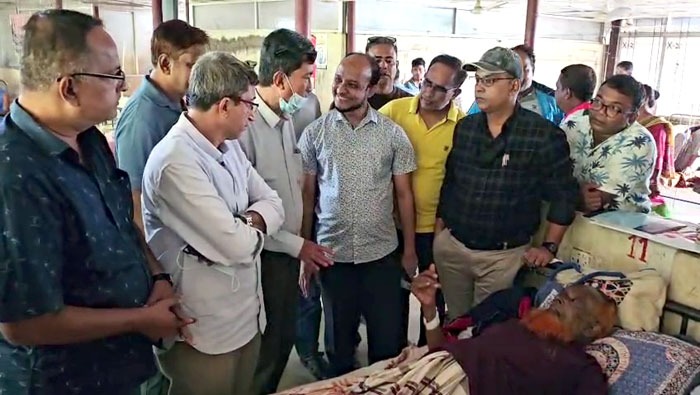 রোগীদের খোঁজখবর নিতে হাসপাতাল পরিদর্শনে বিএনপি প্রার্থী দীপেন দেওয়ান