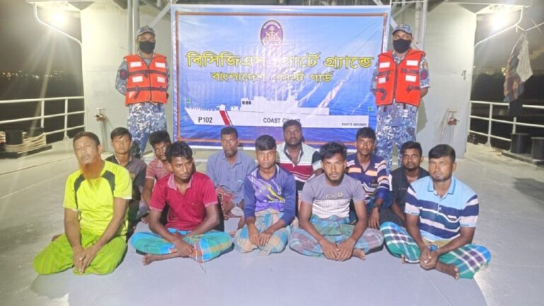 সমুদ্রে ভাসতে থাকা বিকল ফিশিং বোট ‘এফবি ফাতেমা’র ১১ জেলে উদ্ধার