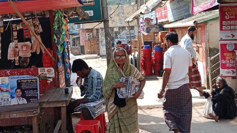 রাস্তায় ছাদ ঢালাই: হকার শেফালী পালের পরিবারের পথে বাধা, প্রশাসনে ধর্না