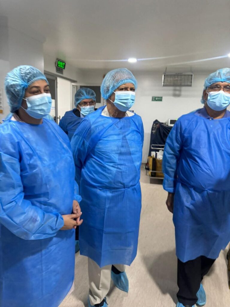 খালেদা জিয়ার স্বাস্থ্যের খোঁজ নিতে এভারকেয়ারে প্রধান উপদেষ্টা