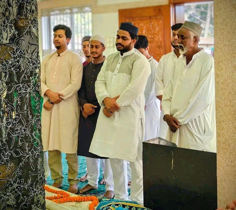 হযরত আব্দুল বারী শাহজী (রহ.) এর রওজা শরীফ জিয়ারত করলেন এনসিপি নেতা জোবাইরুল আরিফ