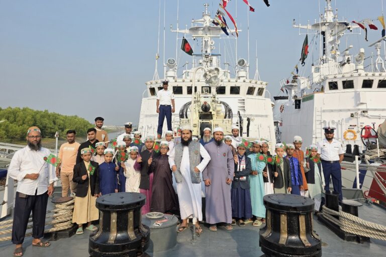 মহান বিজয় দিবস উপলক্ষ্যে জনসাধারণের জন্য কোস্ট গার্ড পূর্ব জোনের ২টি জাহাজ উন্মুক্ত
