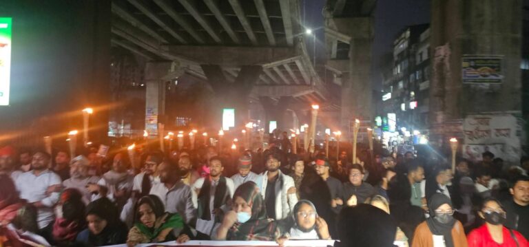 হাদীর খুনীদের দ্রুত গ্রেফতার ও স্বরাষ্ট্র উপদেষ্টার পদত্যাগের দাবীতে এনসিপি’র মশাল মিছিল