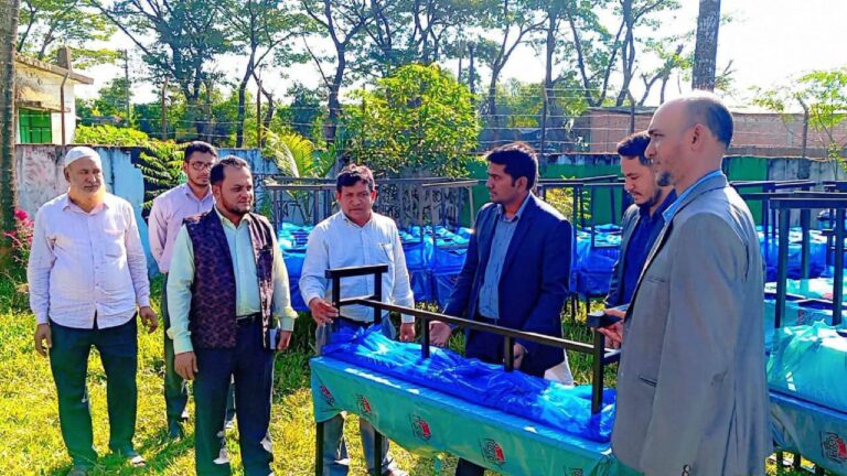 ঈদগাঁওয়ে শিক্ষা প্রতিষ্ঠানে নবাবাগত ইউএনও’র আধুনিক মানের বেঞ্চ বিতরন