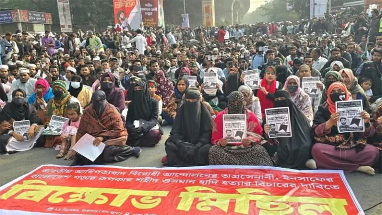 হাদি হত্যার বিচার দাবিতে শাহবাগ অবরোধ, রাজপথ না ছাড়ার ঘোষণা ইনকিলাব মঞ্চের