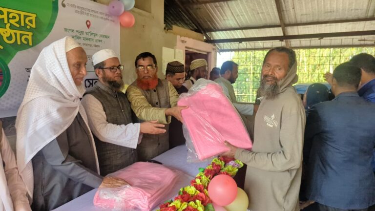 লোহাগাড়া জঙ্গল পদুয়ায় শীতার্তদের মাঝে শীতবস্ত্র বিতরণ