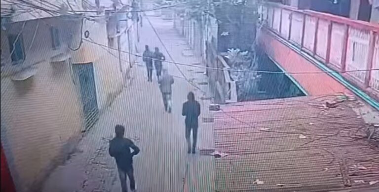 আওয়ামী নেতা মুজিবের বাড়ি লক্ষ্য করে বড় সাজ্জাদ বাহিনীর গুলি, এলাকায় আতংক