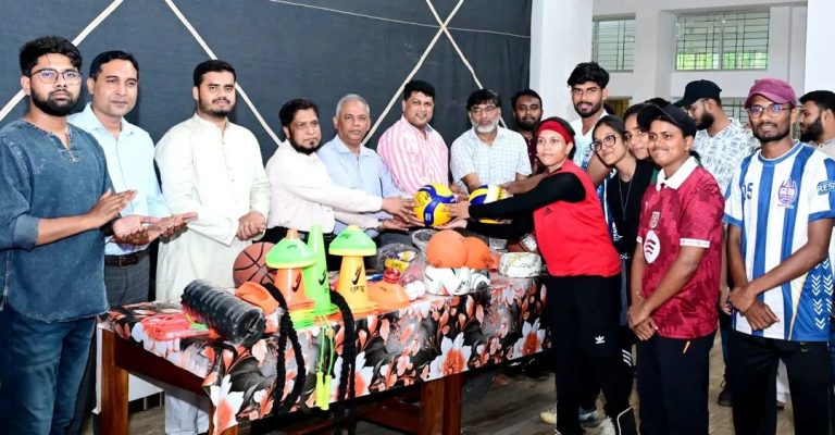 চবি শারীরিক শিক্ষা বিভাগকে চাকসুর ক্রীড়া সামগ্রী প্রদান