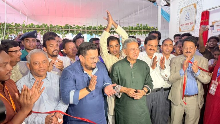 বহিরাগতরা যাতে ক্যাম্পাসে প্রবেশ করতে না পারে সবাইকে লক্ষ্য রাখতে হবে : আমীর খসরু 