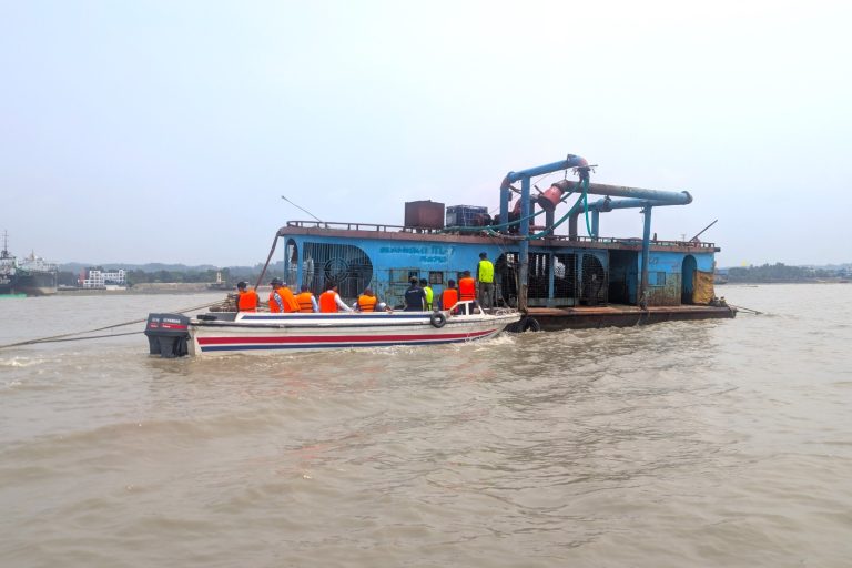 সীতাকুণ্ডে অবৈধভাবে বালু উত্তোলন, ৫টি ড্রেজারসহ ৫ জনকে আটক