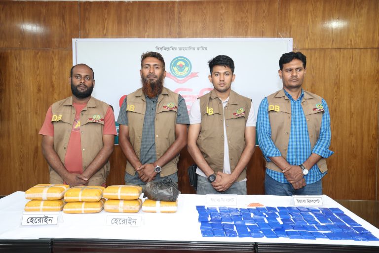 চট্টগ্রামে বাস থেকে ৮ কোটি ৩৫ লাখ টাকার হেরোইন ও ইয়াবা উদ্ধার, গ্রেফতার ৩