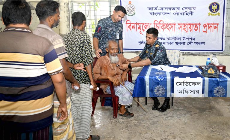 কয়রায় নৌবাহিনীর বিনামূল্যে চিকিৎসা সেবা, উপকূলবাসীর মাঝে স্বস্তি