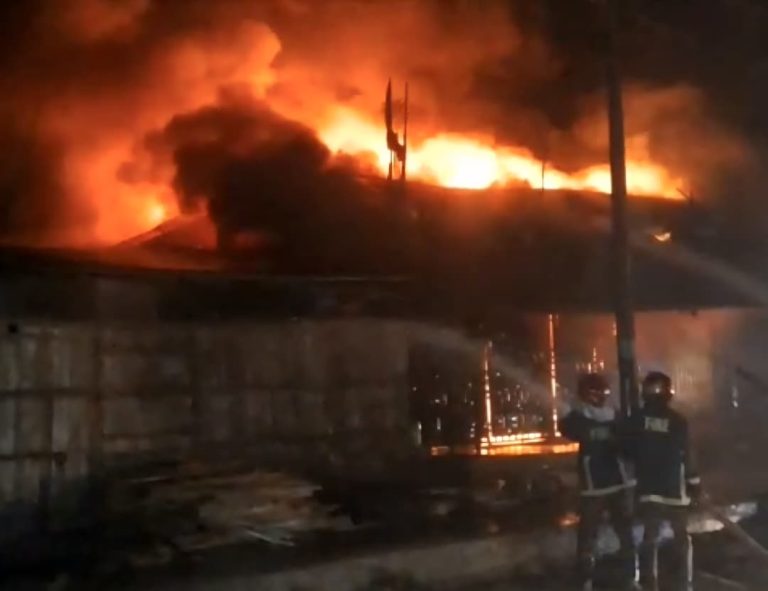 গভীর রাতে রাঙামাটির বাস টার্মিনালে আগুনে পুড়লো তিন দোকান