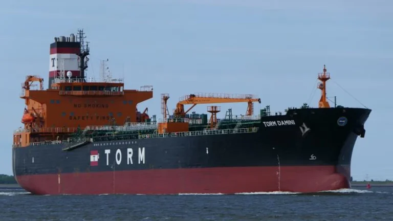 চট্টগ্রাম বন্দরে জেট ফুয়েল ও ডিজেল নিয়ে ভিড়েছে তিন জাহাজ, খালাস শুরু