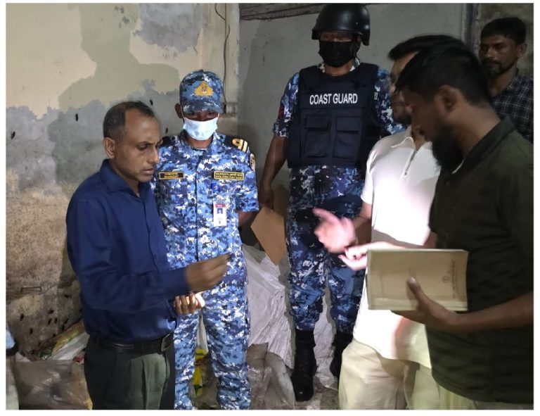 খাতুনগঞ্জে নিত্যপণ্যের কৃত্রিম সংকট রোধে কোস্ট গার্ডের যৌথ অভিযান