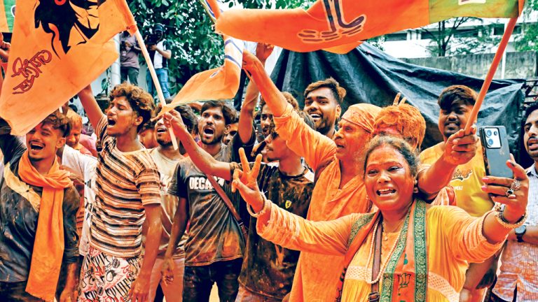 পশ্চিমবঙ্গে গেরুয়া ঝড়, তৃণমূলের পতনের পথে বিজেপির নিরঙ্কুশ জয়ের ইঙ্গিত