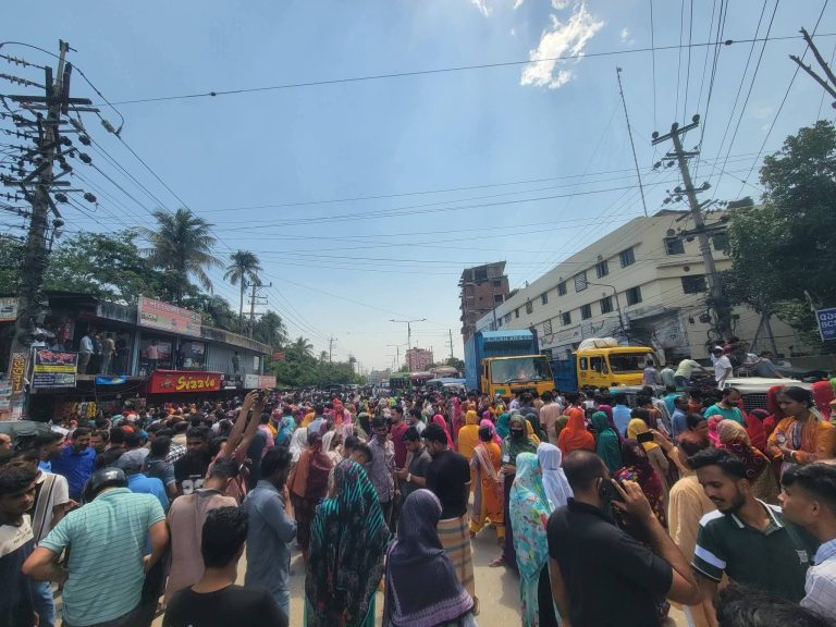 চট্টগ্রামের কালুরঘাটে বকেয়া বেতনের দাবিতে এক পোশাক কারখানার শ্রমিকদের সড়ক অবরোধ