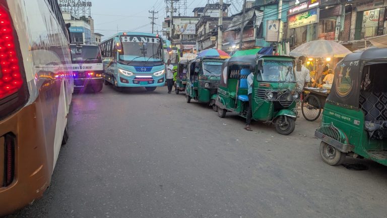লোহাগাড়ার আমিরাবাদ স্টেশনে সড়ক প্রশস্ত হলেও দখলমুক্ত নয়, সিএনজির দাপটে দুর্ভোগ