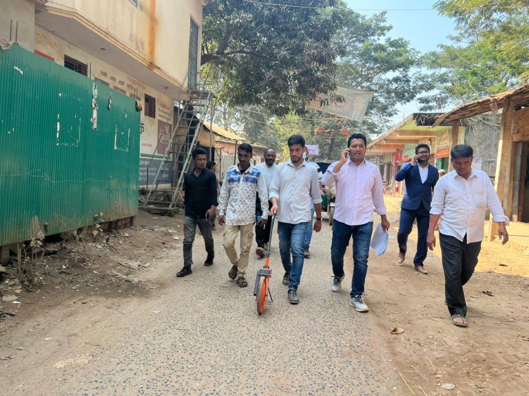 লোহাগাড়ায় টেন্ডার হলেও হচ্ছে না সড়ক সংস্কার, টিকাদারের বিরুদ্ধে টাকা খাওয়ার অভিযোগ