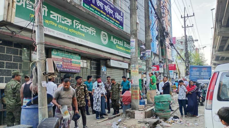 কর্ণফুলী মার্কেট এলাকায় ফুটপাতের ৩০ দোকান উচ্ছেদ