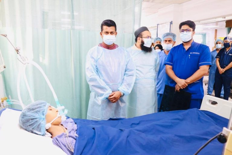 গুলিবিদ্ধ শিশু রেশমাকে দেখতে হাসপাতালে মানবিক ডিসি জাহিদ