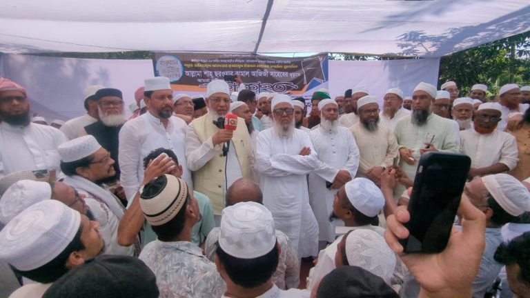 আল্লামা সরওয়ার কামাল আজীজির জানাজায় মানুষের ঢল