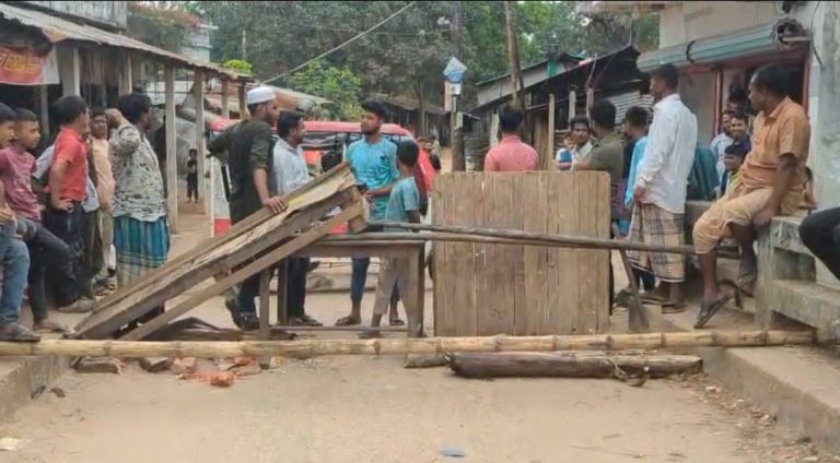 বালুমহাল ইজারা বাতিলের দাবিতে লোহাগাড়ায় জঙ্গল পদুয়া সড়ক অবরোধ