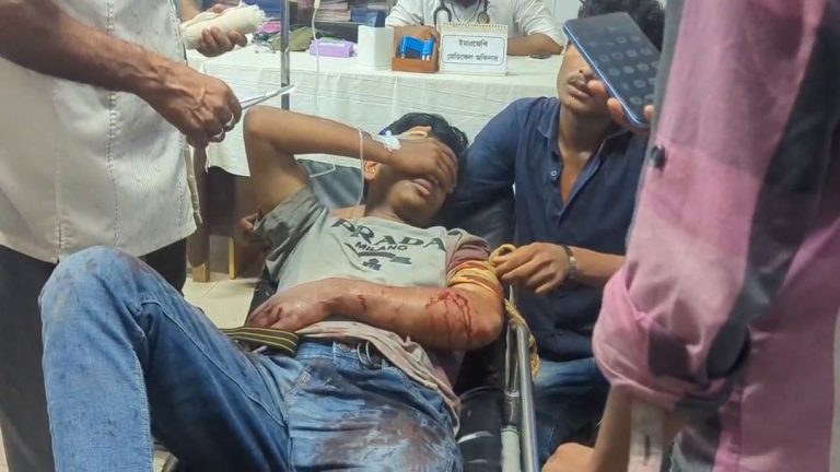 লোহাগাড়ায় সন্ত্রাসী তৌহিদ বাহিনীর গুলিতে আহত টমটম চালক