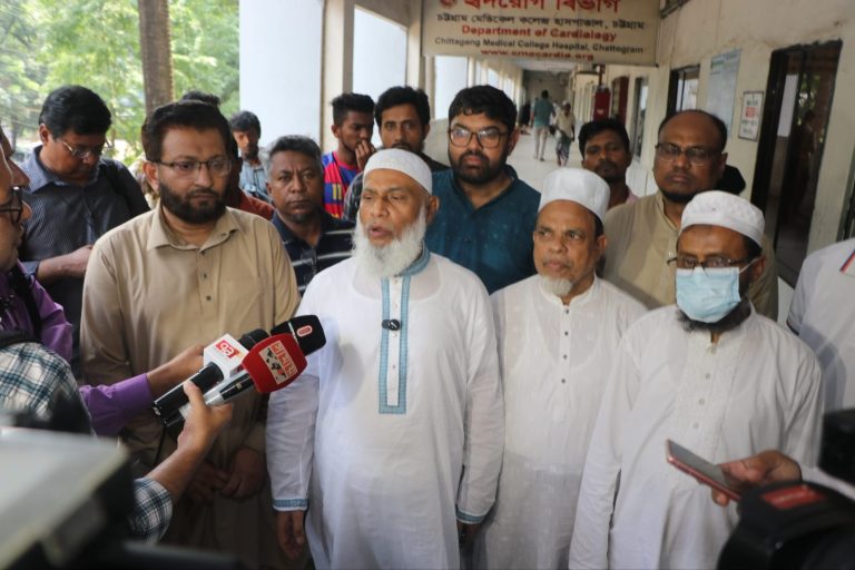 বাকলিয়ার নির্যাতিত শিশুটির পাশে মহানগর জামায়াত আমীর মুহাম্মদ নজরুল ইসলাম
