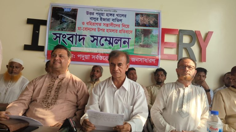 লোহাগাড়ায় বালুমহালের ইজারা বাতিল ও বালু উত্তোলন বন্ধের দাবিতে সংবাদ সম্মেলন