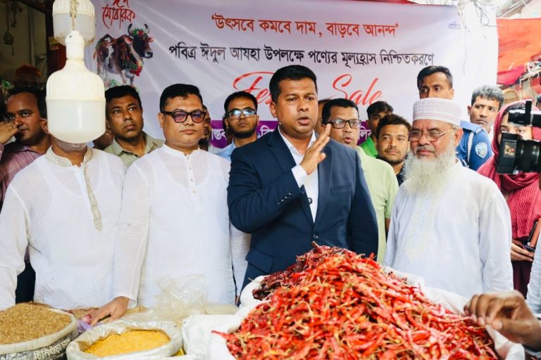 নিত্যপণ্যের দাম কমিয়ে ‘উৎসব ছাড়’ সংস্কৃতি চালু করলেন ডিসি জাহিদ