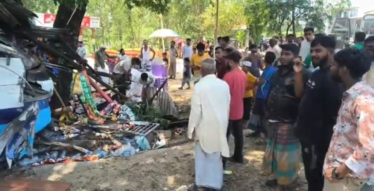 লোহাগাড়ায় দুই বাসের মুখোমুখি সংঘর্ষে নিহত ৩, আহত ৫০