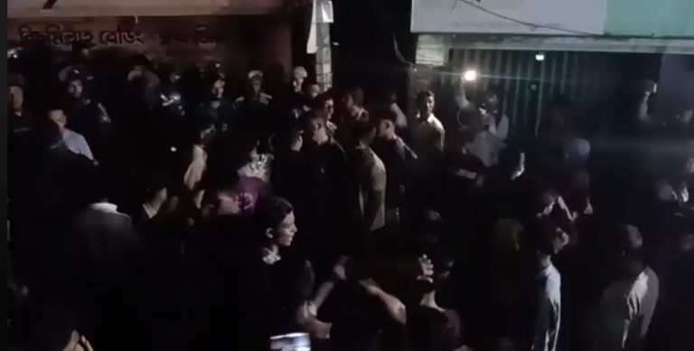 বাকলিয়ায় শিশুকে ধর্ষণের অভিযোগ, ধর্ষকের বাসা ঘিরে স্থানীয়দের বিক্ষোভ 