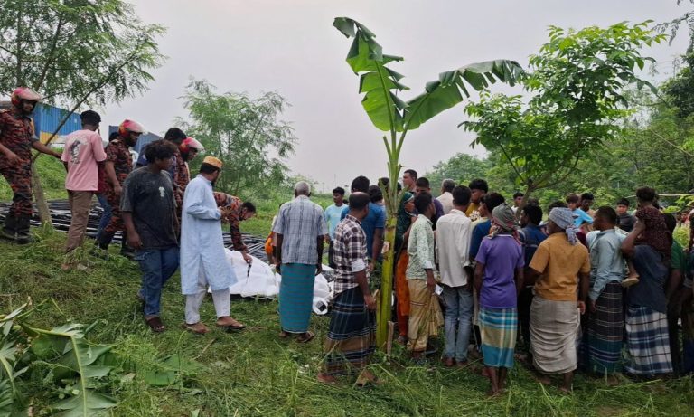 যমুনা সেতুর কাছে রডবোঝাই ট্রাক উল্টে নিহত ১৫