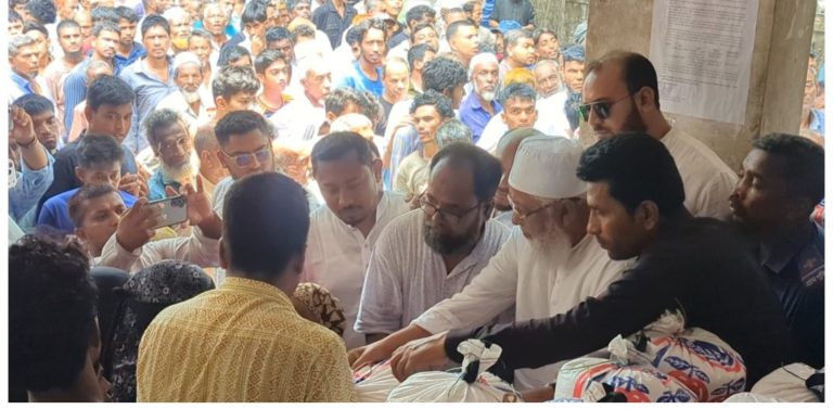 আমিরাবাদে বিনামূল্যে ভিজিএফ চাল বিতরণ করলেন শাহজাহান চৌধুরী এমপি