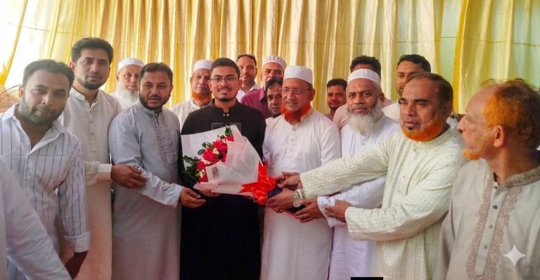 ঈদুল আজহা উপলক্ষে সাতকানিয়ায় সাদিক কায়েমকে ফুলেল শুভেচ্ছা