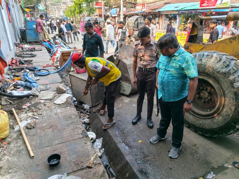 নিউমার্কেট থেকে সদরঘাট পর্যন্ত প্রায় ২০০ অবৈধ দোকান উচ্ছেদ