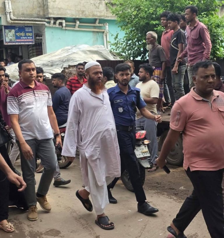 লোহাগাড়ায় তাঁতী লীগ সভাপতি ও পলাতক চেয়ারম্যান হেলালকে পুলিশে দিল জনতা