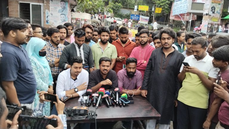 চমেকে অ্যাম্বুলেন্স সিন্ডিকেটের প্রতিবাদ করায় এনসিপি নেতাদের ওপর হামলার অভিযোগ 